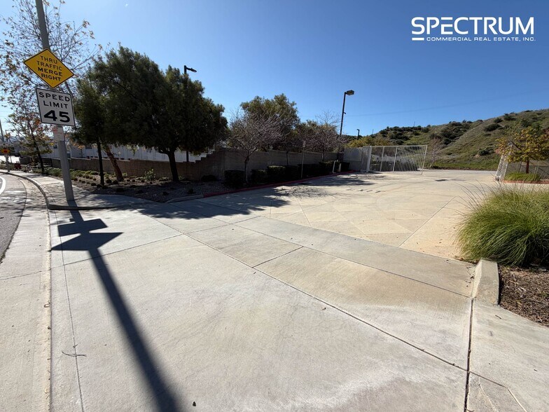 28141 Kelly Johnson Pky, Santa Clarita, CA à louer - Photo de l’immeuble – Image 3 sur 10