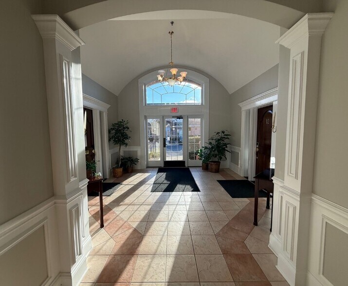 708 Florsheim Dr, Libertyville, IL à louer - Photo de l’immeuble – Image 3 sur 8