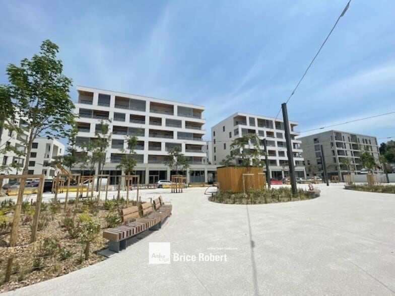 Place Jean Raby, Bron à vendre - Photo de l’immeuble – Image 1 sur 5
