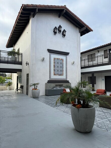 24953 Paseo De Valencia, Laguna Hills, CA à louer - Photo de l’immeuble – Image 2 sur 21