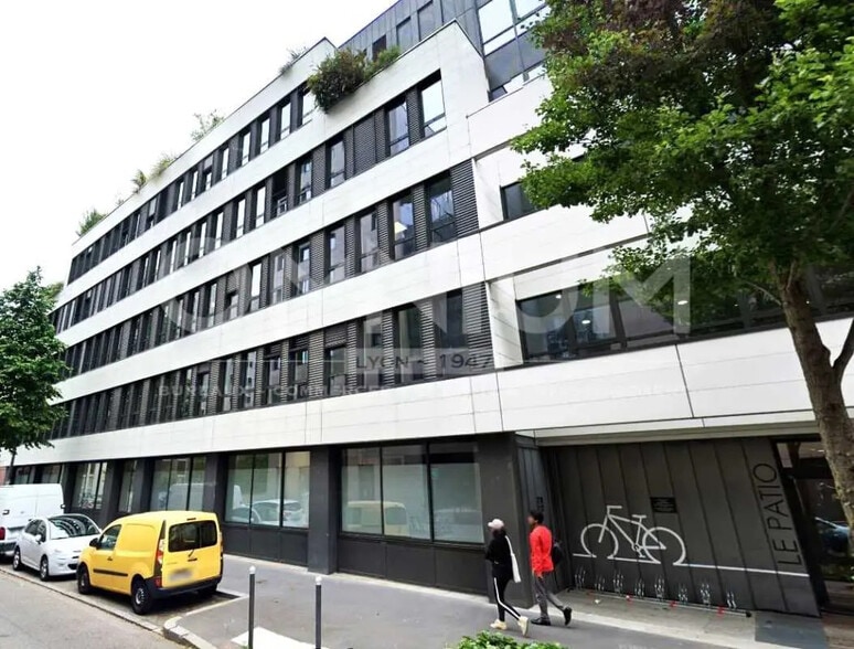 Local d’activités dans Villeurbanne à louer - Photo de l’immeuble – Image 1 sur 8