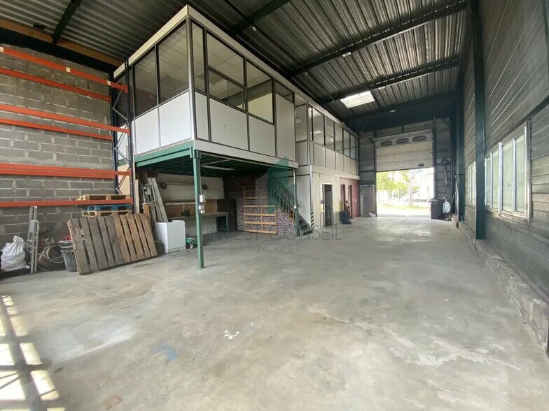 Local d’activités dans Le Plessis-Bouchard à louer - Photo de l’immeuble – Image 1 sur 9