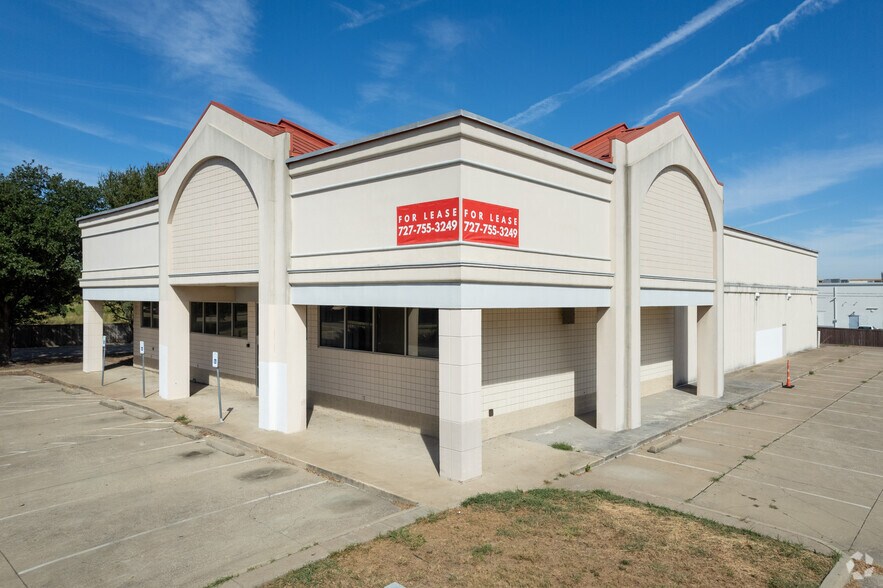 1811 E Arkansas Ln, Arlington, TX à louer - Photo de l’immeuble – Image 3 sur 9