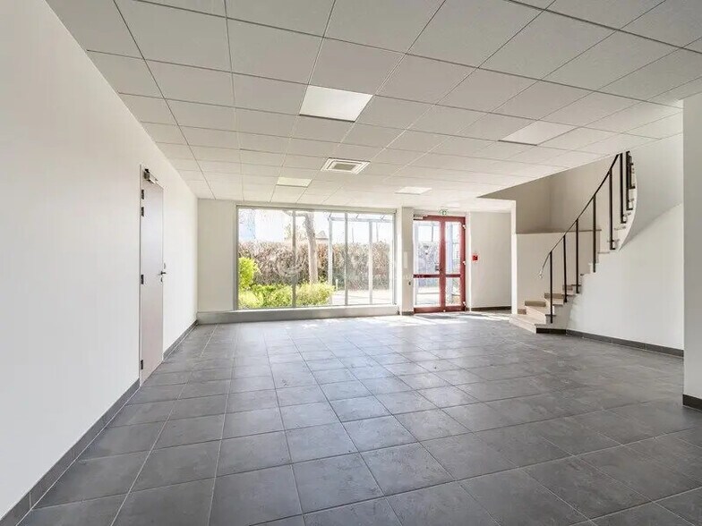 Local d’activités dans Bezons à louer - Photo de l’immeuble – Image 3 sur 12