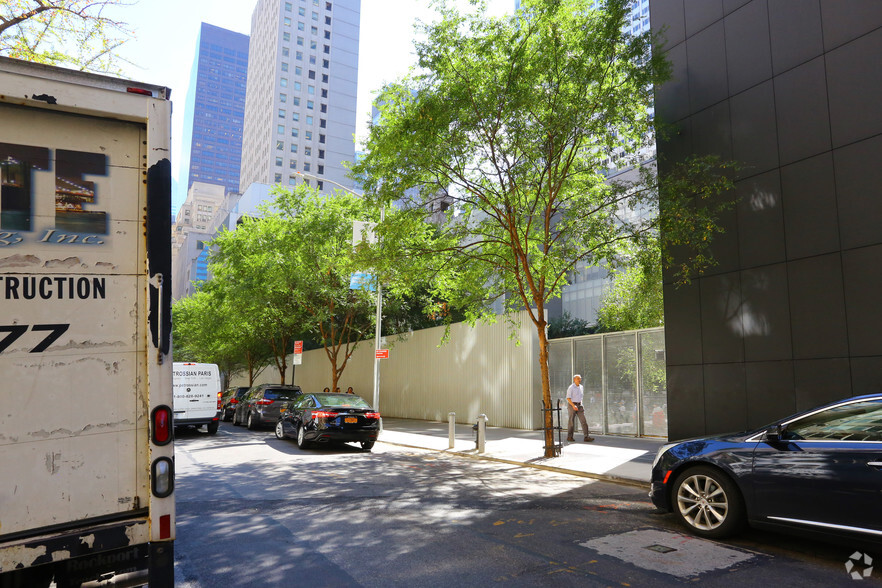 26-42 W 54th St, New York, NY à louer - Photo de l’immeuble – Image 3 sur 8