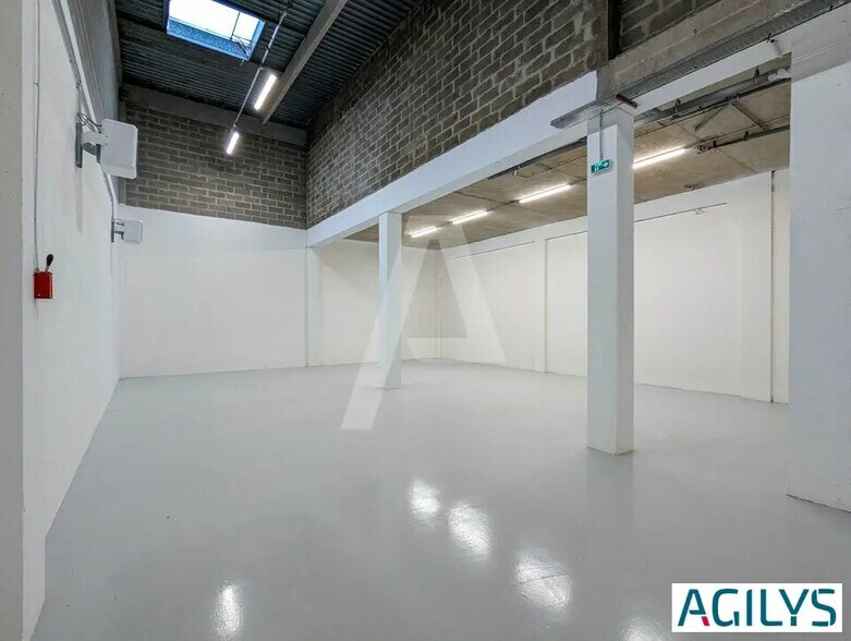 Local d’activités dans à louer - Photo de l’immeuble – Image 1 sur 6