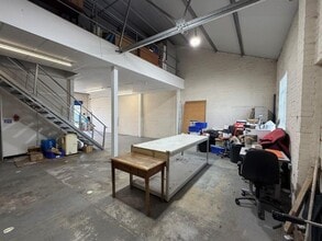 26B Lyon Rd, Walton-On-Thames à louer Photo intérieure– Image 2 sur 5