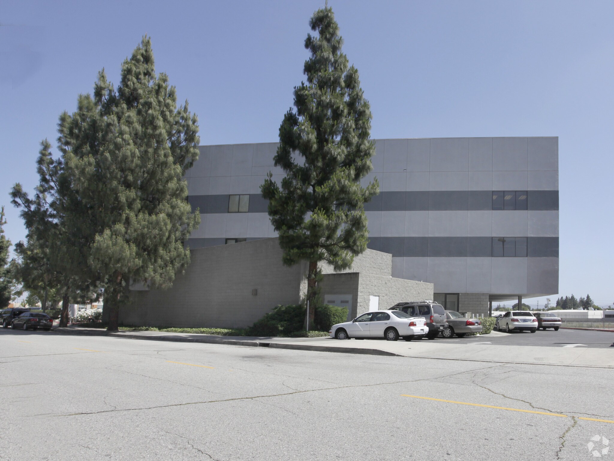 9045 Corbin Ave, Northridge, CA à louer Photo de l’immeuble– Image 1 sur 8