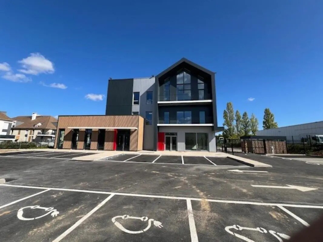 Bureau dans Plaisir à louer Photo de l’immeuble– Image 1 sur 9