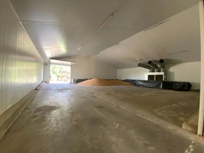 Plus de détails pour Local d'activités à louer