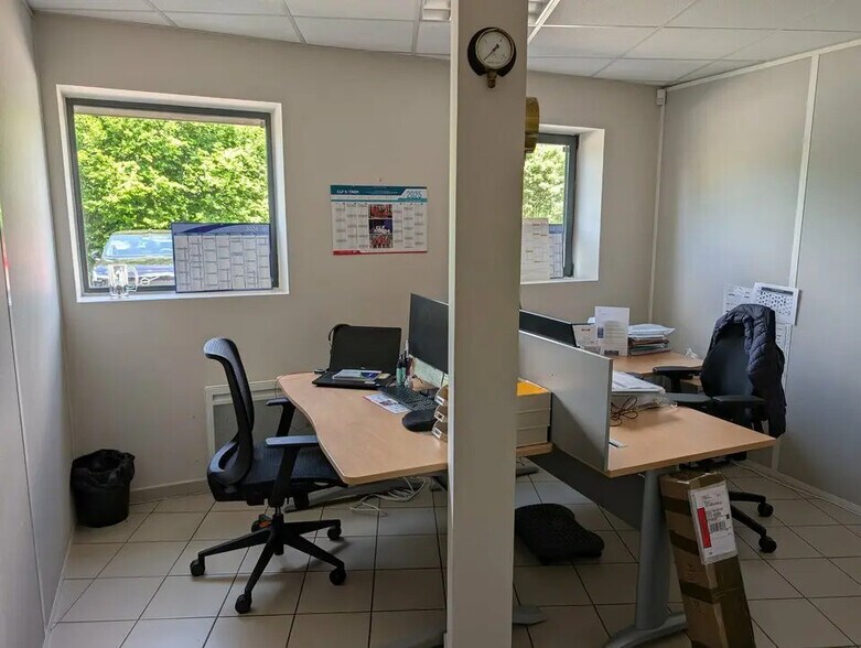 Local d’activités dans Chartres-de-Bretagne à louer - Photo de l’immeuble – Image 2 sur 8