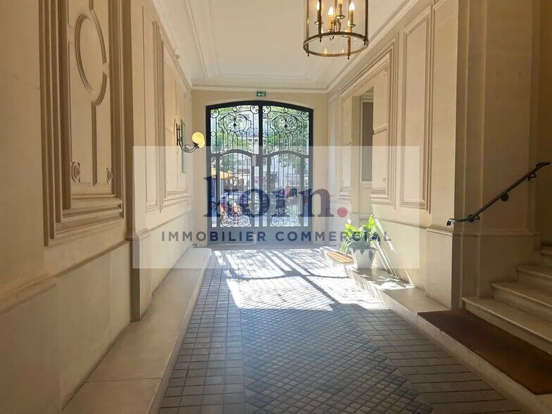 Local commercial dans Paris à louer - Hall d’entrée – Image 2 sur 9