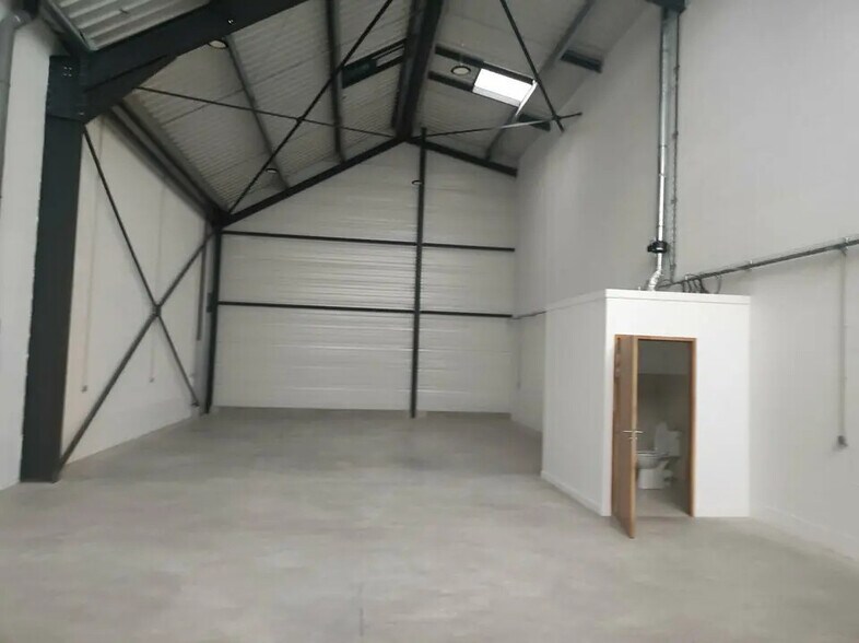 Local d’activités dans Pavilly à louer - Photo de l’immeuble – Image 2 sur 9