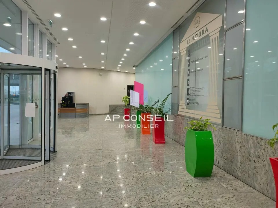 Bureau dans Montigny-le-Bretonneux à louer Hall d’entrée– Image 1 sur 4