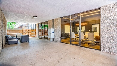 307 W Pearl St, Granbury, TX à louer Photo de l’immeuble– Image 1 sur 4