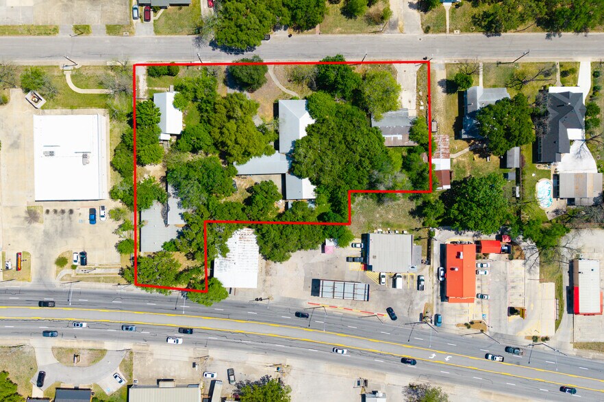 725 S Brazos St, Lockhart, TX à vendre - Photo de l’immeuble – Image 2 sur 28