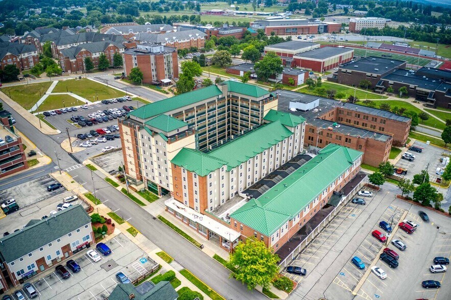 Campus Edge at IUP portefeuille de 6 biens à vendre sur LoopNet.fr - Photo principale – Image 1 sur 4