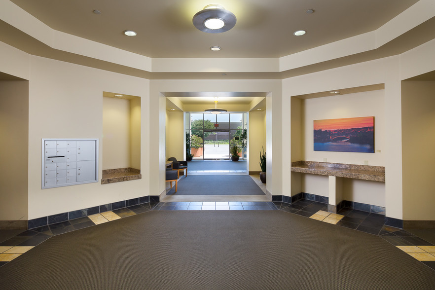 400 Plaza Dr, Folsom, CA à louer - Hall d’entrée – Image 2 sur 22