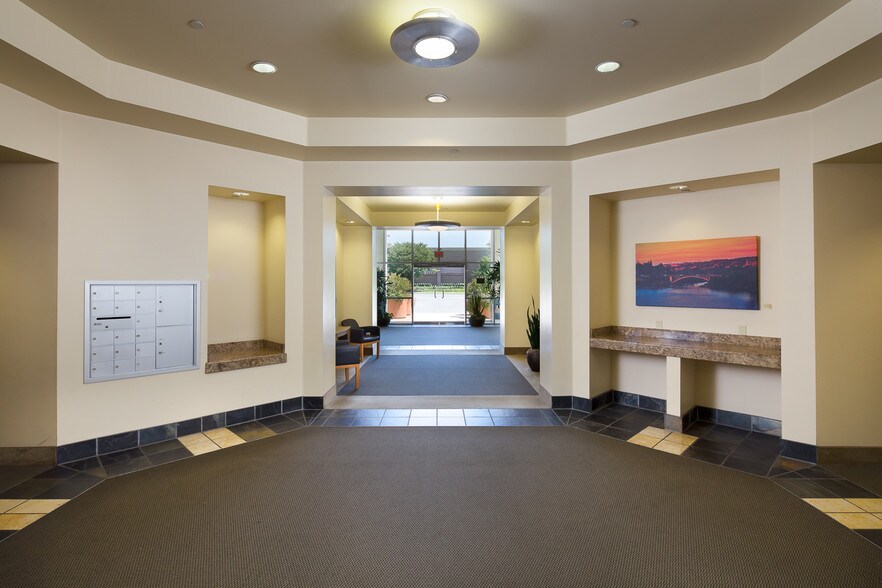 400 Plaza Dr, Folsom, CA à louer - Hall d’entrée – Image 2 sur 22