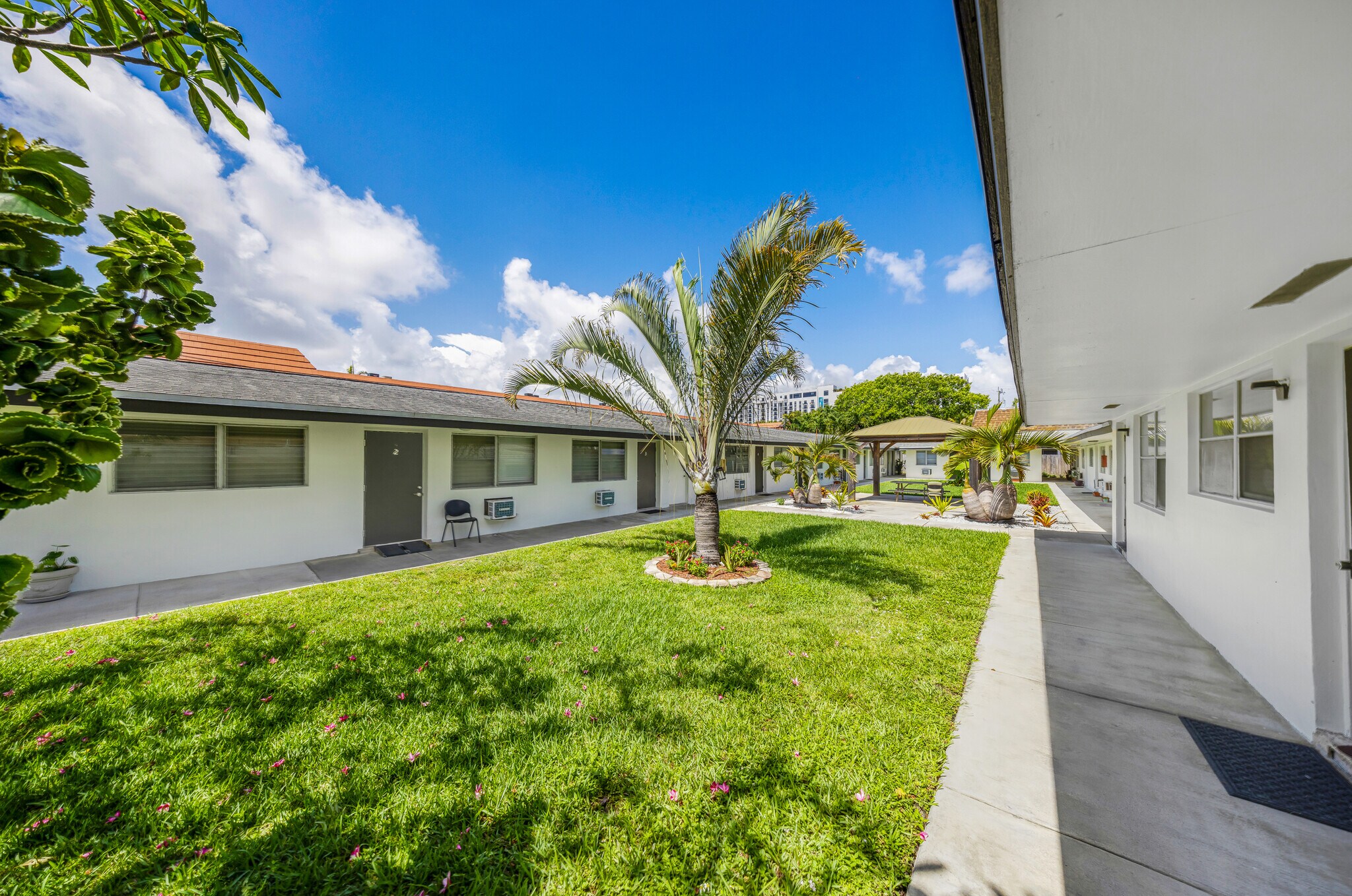 32 SE 2nd Ave, Dania, FL à vendre Photo de l’immeuble– Image 1 sur 28