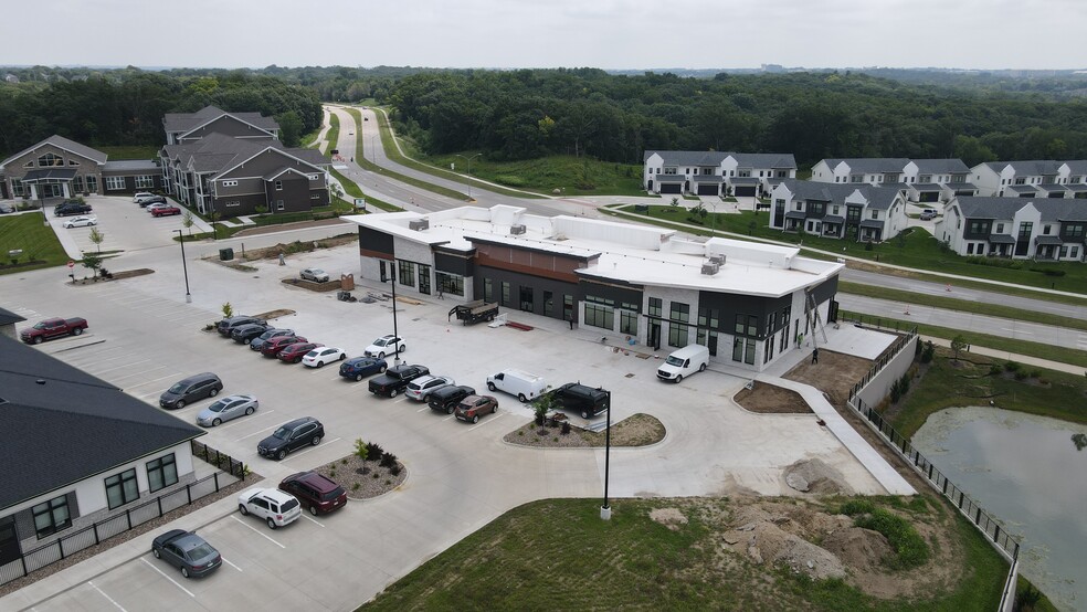 14111 Douglas Pkwy, Urbandale, IA à louer - Photo de l’immeuble – Image 1 sur 12