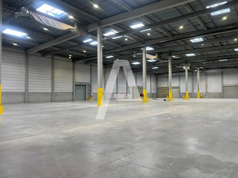 Local d’activités dans Moissy-Cramayel à louer - Photo de l’immeuble – Image 1 sur 5