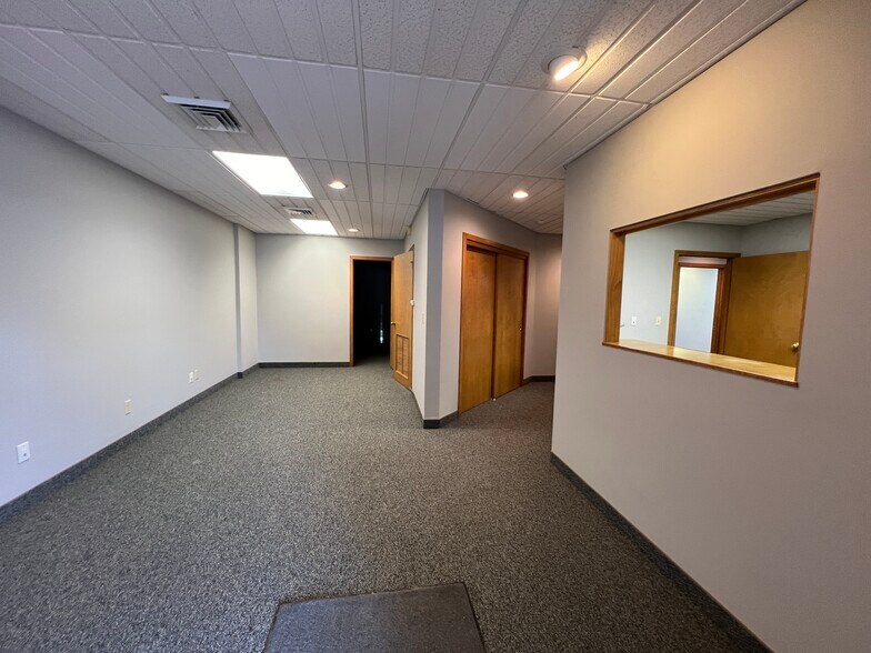 104 Moody St, Ludlow, MA à louer - Photo de l’immeuble – Image 2 sur 9