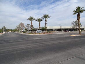 7 Cactus Garden Dr, Henderson, NV à louer Photo de l’immeuble– Image 1 sur 19