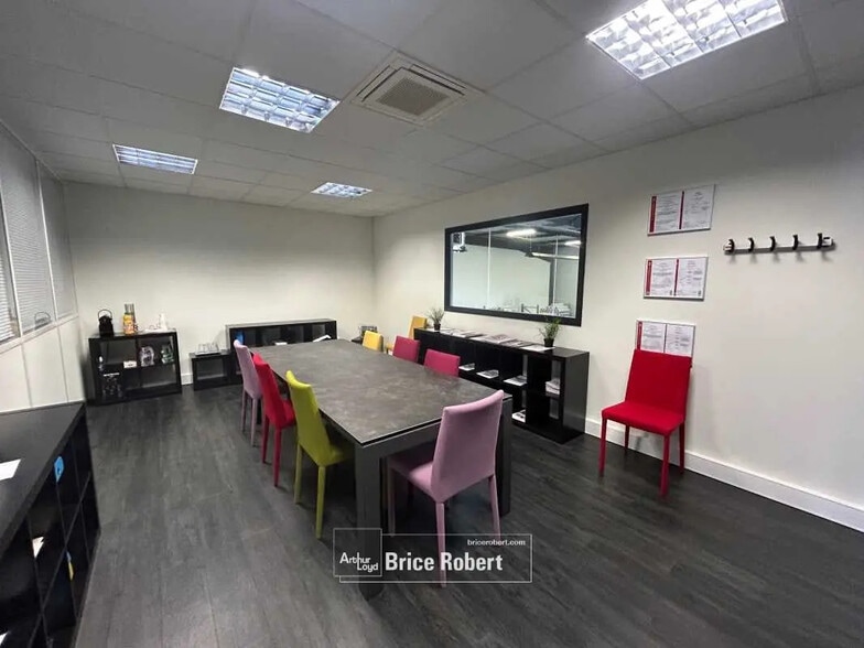 Local d'activités dans Vénissieux à vendre - Photo de l’immeuble – Image 3 sur 7