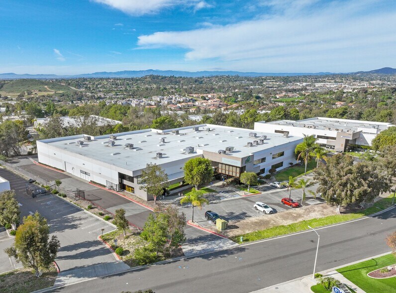 2465 Ash St, Vista, CA à vendre - Photo de l’immeuble – Image 1 sur 10