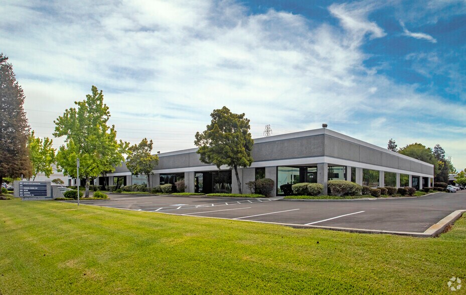 402-426 S Hillview Dr, Milpitas, CA à louer - Photo de l’immeuble – Image 1 sur 6