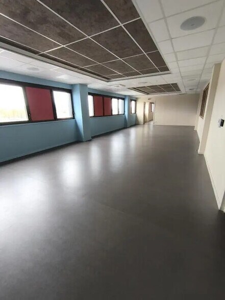 244 Rue Du Point Du Jour, Saint-Denis-lès-Bourg à louer - Photo de l’immeuble – Image 2 sur 5