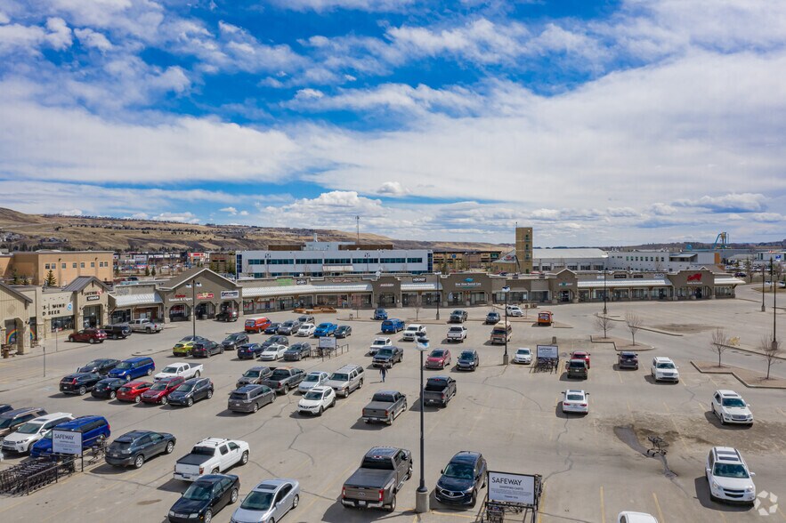 312 5th Ave W, Cochrane, AB à louer - Photo de l’immeuble – Image 1 sur 2