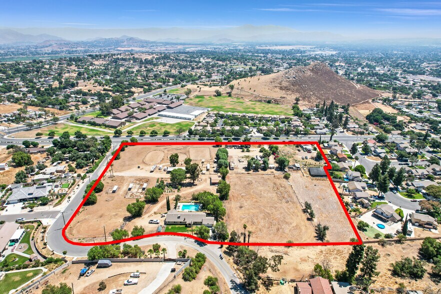 11130 Alhambra Ave, Riverside, CA à vendre - Photo de l’immeuble – Image 2 sur 3
