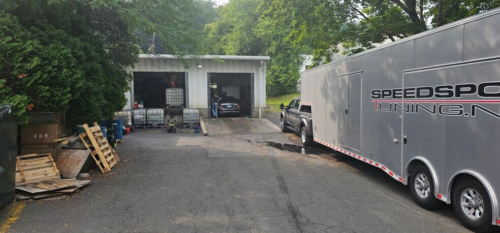 50-52 Miry Brook Rd, Danbury, CT à louer - Photo de l’immeuble – Image 2 sur 8