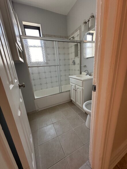 596 Wyona St, Brooklyn, NY à vendre - Photo intérieure – Image 3 sur 6
