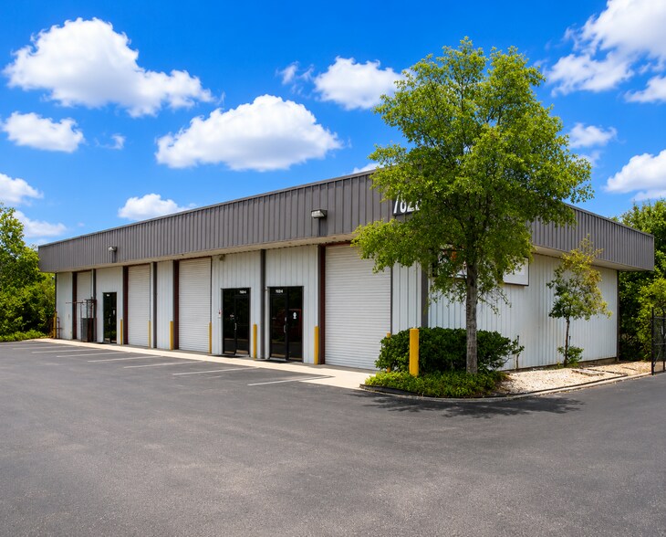 7818 Causeway Blvd, Tampa, FL à louer - Photo de l’immeuble – Image 2 sur 7
