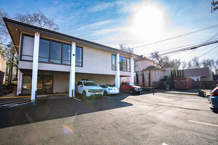 2110 21st St, Sacramento, CA à louer - Photo de l’immeuble – Image 2 sur 5