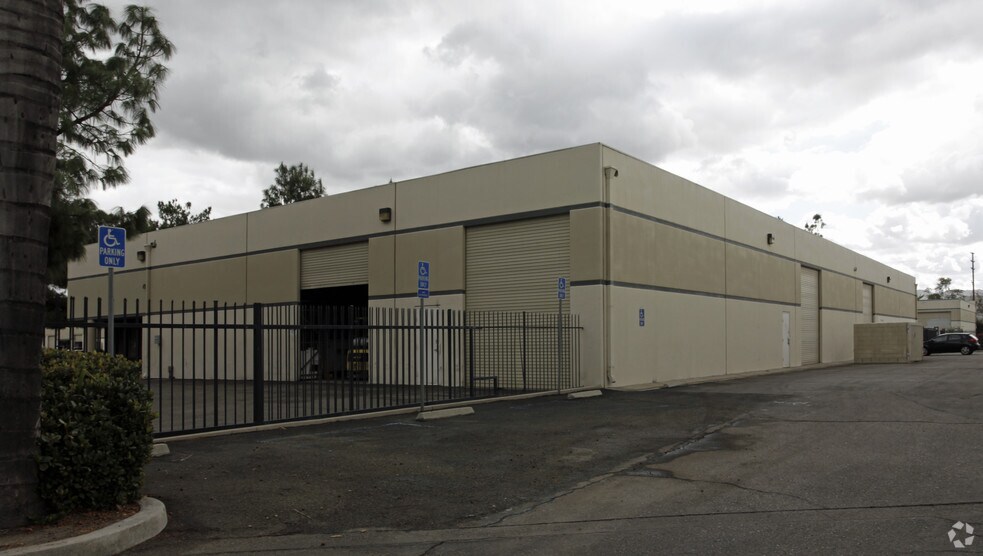 766-776 S Gifford Ave, San Bernardino, CA à louer - Photo de l’immeuble – Image 2 sur 3