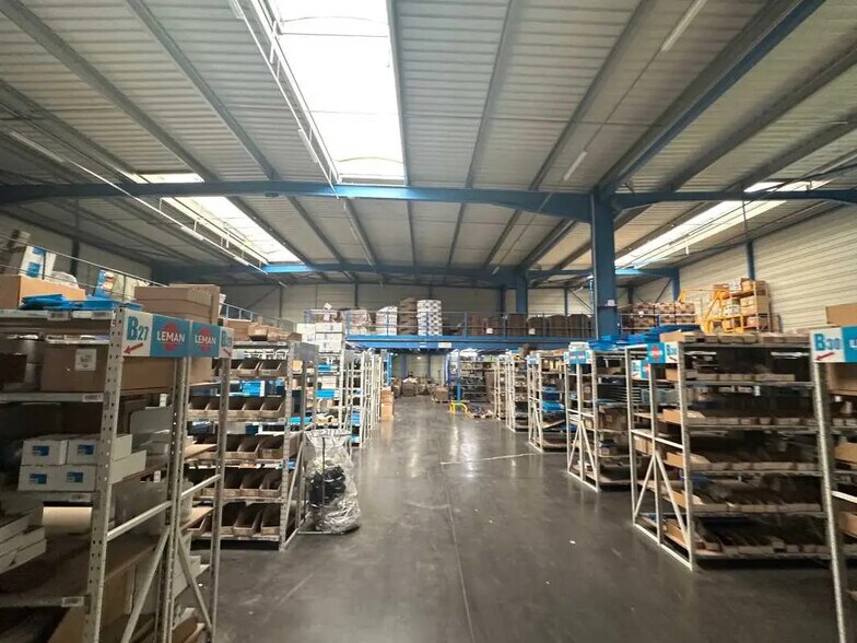 Local d'activités dans Saint-Clair-de-la-Tour à vendre - Photo de l’immeuble – Image 2 sur 12