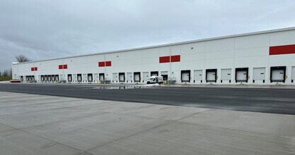 4600 NE 138th Ave, Portland, OR à louer Photo de l’immeuble– Image 2 sur 8