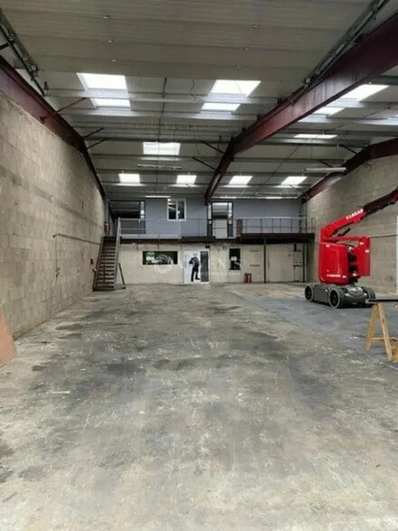 Local d’activités dans Ecquevilly à louer - Photo de l’immeuble – Image 3 sur 11