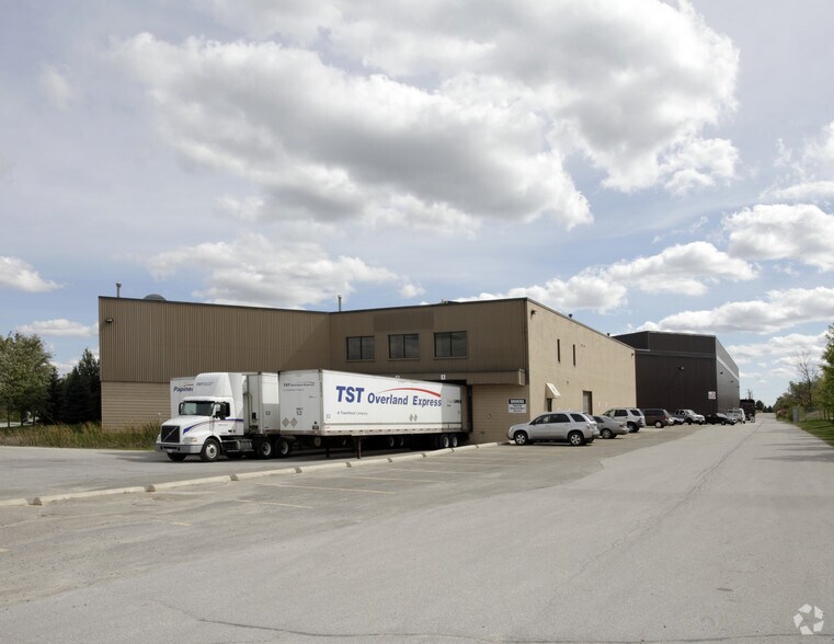 34 Armstrong Ave, Halton Hills, ON à louer - Photo principale – Image 1 sur 2