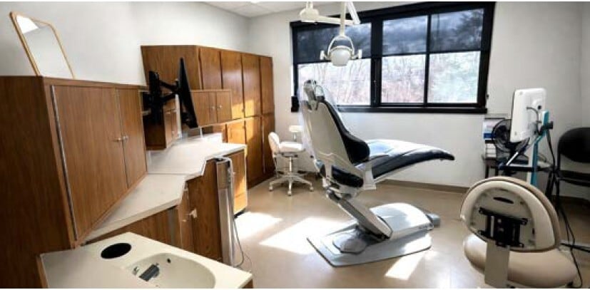 160 Hawley Ln, Trumbull, CT 06611 - Lot 100 -  - Photo intérieure - Image 1 of 5