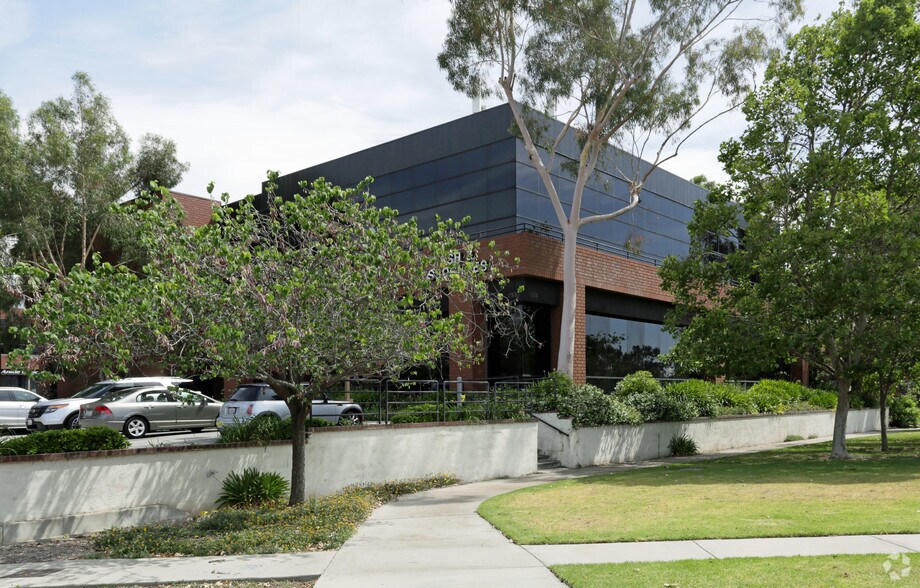 255 W Foothill Blvd, Upland, CA à louer - Photo de l’immeuble – Image 3 sur 4
