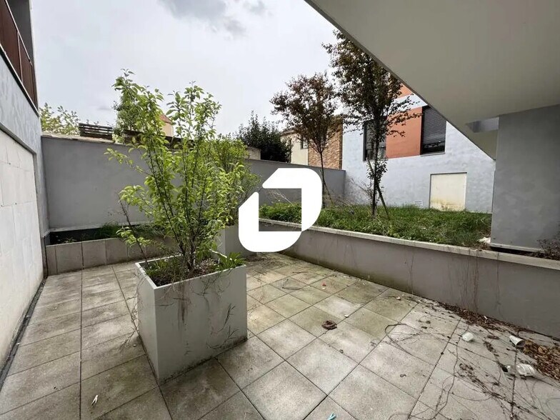 Local d’activités dans Cachan à louer - Photo de l’immeuble – Image 2 sur 8