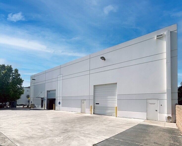 28034 Industry Dr, Valencia, CA à louer - Photo de l’immeuble – Image 3 sur 9