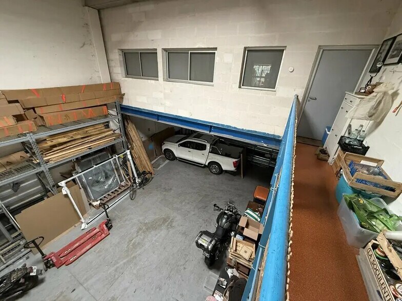 Local d'activités dans Saint-Denis à vendre - Photo de l’immeuble – Image 3 sur 7