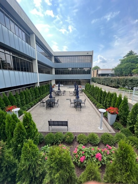 36800 Woodward Ave, Bloomfield Hills, MI à louer - Photo de l’immeuble – Image 2 sur 11