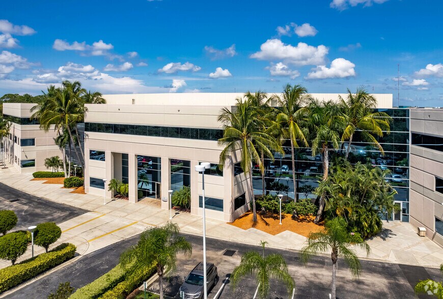 101 Paramount Dr, Sarasota, FL à louer - Photo de l’immeuble – Image 3 sur 19